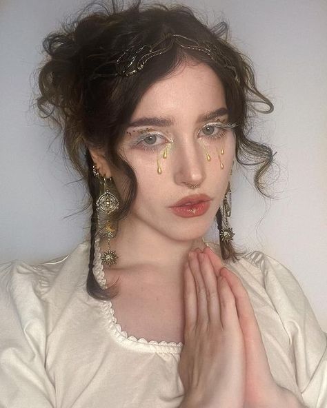 White Gold Makeup Looks, Biblical Angel Makeup, Apollo Makeup, Biblical Angel Costume, Angel Costume Aesthetic, Angel Makeup Look, Tear Makeup, Angel Makeup Ideas, Angelic Makeup Look