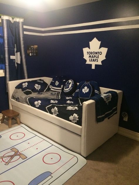 Toronto Maple Leafs Bedroom, Toronto Maple Leafs Bedroom Ideas, Toronto Maple Leafs Man Cave, Nhl Bedroom, Hockey Bedroom Ideas, Ice Hockey Room, Hockey Themed Bedroom, Yankee Bedroom, Boys Hockey Bedroom