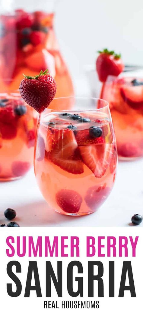 Summer Berry Sangria, Easy Sangria, Summer Sangria Recipes, Rosé Sangria, White Wine Sangria Recipe, Sangria Drink, White Sangria Recipe, Easy Sangria Recipes, Memorial Day Foods