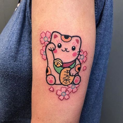 Bonitos y coloridos tatuajes que sacarán tu lado más tierno Japanese Lucky Cat Tattoo, Maneki Neko Tattoo, Kawaii Tattoos, Lucky Cat Tattoo, See Tattoo, Party Tattoos, Kawaii Tattoo, Cat Tattoo Designs, Japanese Tattoo Designs