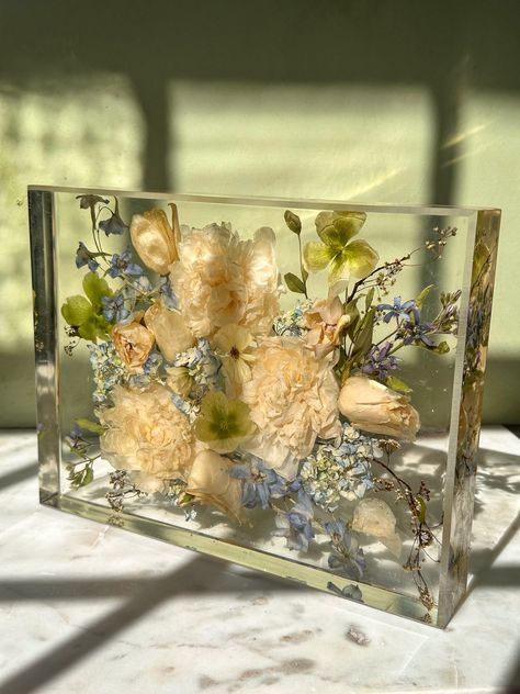 Create a lasting memory of your wedding day by preserving your flowers in a custom resin tray. This one-of-a-kind keepsake is a beautiful way to keep your special day close, every time you use it. 🌸✨ Resin Wedding Flowers, Resin Flower Preservation, Resin Keepsake, Wedding Flower Preservation, Resin Trays, Bridal Bouquet Summer, Wedding Bouquet Preservation, Flower Preservation, Bouquet Preservation