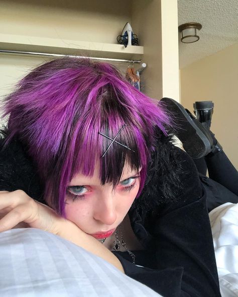 Creative Hair Dye Placement, Dyed Hair Inspiration Short Hair Purple, Punk Hair Dye Ideas, Black And Purple Hair Short, Haircolour Ideas, Scene Hair Colors, Tell Me Why, Dyed Hair Inspiration, Photographie Portrait Inspiration