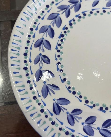 Blue And White Pottery Painting, Pottery Painting Ideas Blue, Pottery Painting Blue, Pottery Plate Painting Ideas, Ceramic Bowl Painting Ideas, Pottery Painting Plate, Plate Painting Ideas, Blue Pottery Designs, Plate Painting