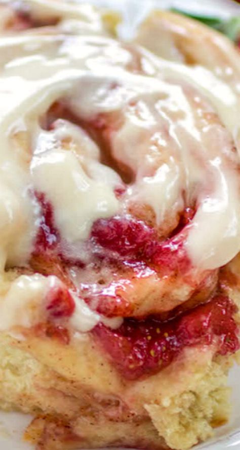 Strawberry Cinnamon Rolls, Fluffy Cinnamon Rolls, Sweet Roll Recipe, Special Breakfast, Cinnamon Rolls Easy, Best Cinnamon Rolls, Cinnamon Roll Cake, Breakfast Sweets, Homemade Dough