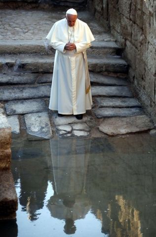 Pope Francis prays as he visits Bethany, a site on the eastern bank of the River Jordan where some Christians believe Jesus was baptised. May 2014. River Jordan, Pope Francis Quotes, Pope John Paul Ii, Holy Father, John Paul Ii, Pope John, The Pope, Roman Catholic Church, Vatican City