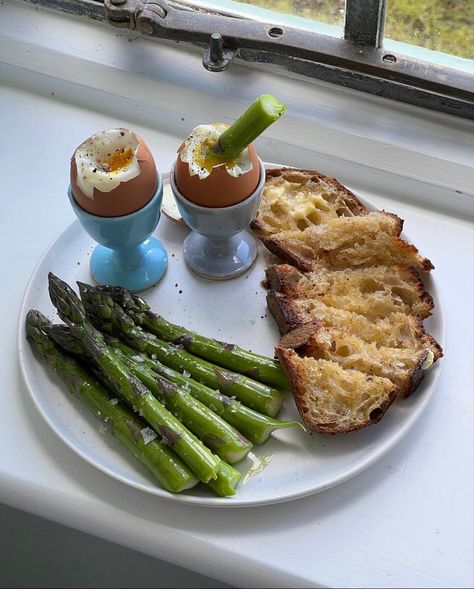 Eggs And Soldiers, Food Is Fuel, Food Obsession, Beautiful Food, Pretty Food, Food Cravings, I Love Food, Aesthetic Food, Asparagus