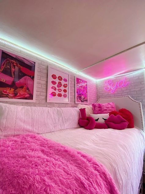 Pink And Silver Dorm Room Ideas, Girly Pink Dorm Room, Pink Themed Room Aesthetic, Comfy College Dorm, Hot Pink Dorm Room Aesthetic, Hot Pink Room Decor Bedroom Ideas, Dorm Room Hbcu, Hot Pink Dorm Room Ideas, Hot Pink And White Bedroom