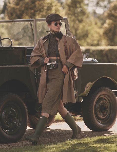 Dominika Drozdowska ELLE Spain Rafa Gallar Crown Editorial | Fashion Gone Rogue Archaeologist Aesthetic, Artist Aesthetic Outfit, Scotland Girl, South Africa Style, Explorer Archetype, Colonial Aesthetic, Spain November, Polo Bar, Camping Outfit