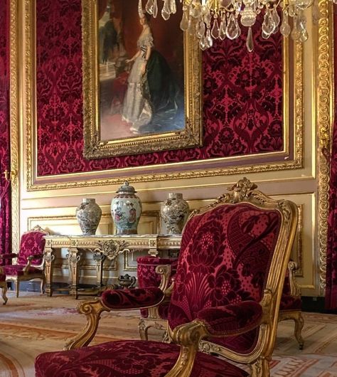 Classic House Interior Design, Russian Interiors, Chateaux Interiors, Luxury Mansions Interior, Victorian Sofa, Classical Interior, Classy Living Room, Victorian Home Decor, House Interior Design Styles