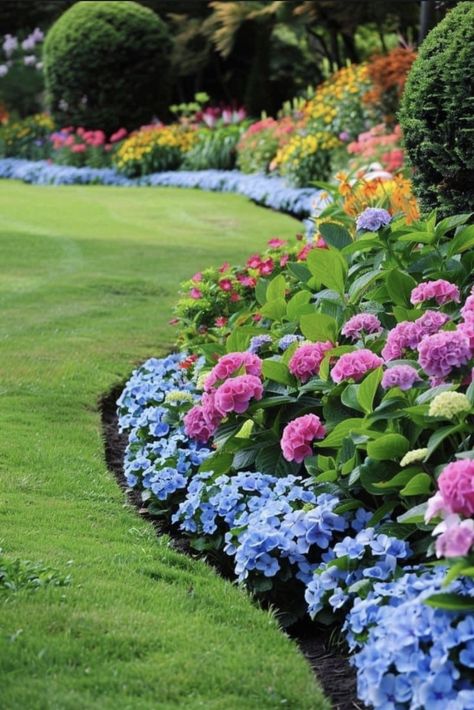 Hamptons Backyard, Lake Plants, Blue Flower Garden, Edge Garden, Flower Bed Designs, Front Garden Landscape, Garden Display, Flower Bed Ideas, Front Yard Garden Design