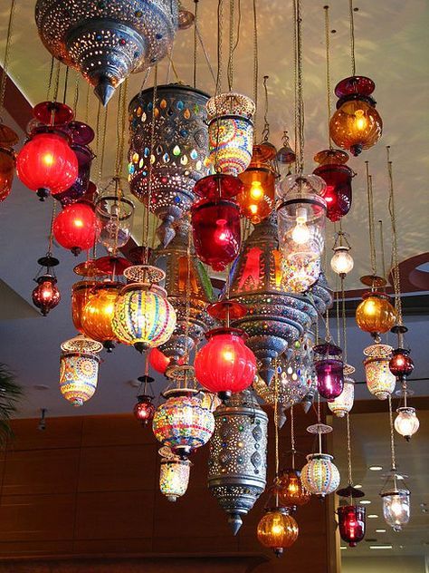 Moroccan lanterns for lounge area and hanging table centerpieces - or make chandelier with a bunch of small ones... Dekorasi Maroko, Bohemian Style Decor, Interior Boho, زجاج ملون, Boho Styl, Moroccan Lanterns, Deco Boheme, Bohemian Interior, Bohol