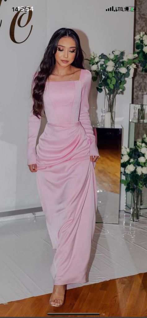 Modest Grad Dresses, Simple Soiree Dresses, Modest Pink Prom Dresses, Hijabi Soiree Dresses, Simple Engagement Dress, Long Dress With Sleeves, Event Dresses Classy, Elegant Silk Dresses, Grammy Dresses