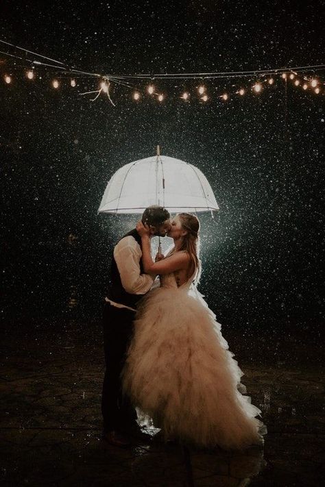 Rain on your wedding day Rain Wedding Photos, Rainy Wedding Photos, Rainy Day Photos, Rain Wedding, Rain Photo, Wedding Photography Ideas, Umbrella Wedding, Rainy Wedding, Creative Wedding Photography