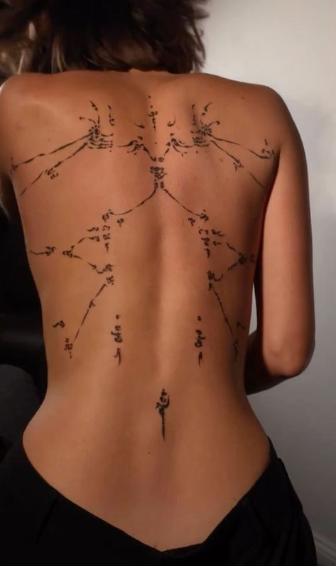 Tattoos Back Spine, Feminine Back Tattoos, Creative Tattoo Ideas, Creative Tattoo, Floral Tattoos, Full Back Tattoos, Spine Tattoos For Women, Delicate Tattoo, Back Tattoo Women