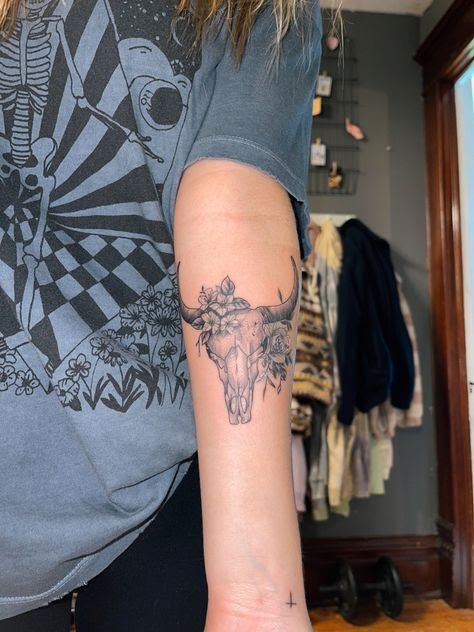 Longhorn Tattoo With Feathers, Bill Skull With Flowers Tattoo, Longhorn Tattoo Flowers, Tying Tattoos Together, Bull Skull And Flowers Tattoo, Zach Bryan Cow Skull Tattoo, Longhorn Tattoo Back Of Arm, Bullhead Tattoo With Flowers, Western Woman Sleeve Tattoo