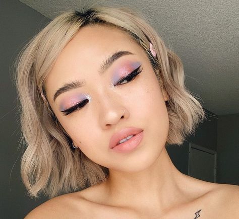 Morphe X Pony Looks, Pastel Eyeshadow Looks Simple, Pastel Purple Makeup, Simple Festival Makeup, Pastel Eyeshadow Looks, Pastel Makeup Looks, 80s Eye Makeup, Cotton Candy Makeup, Monochromatic Makeup