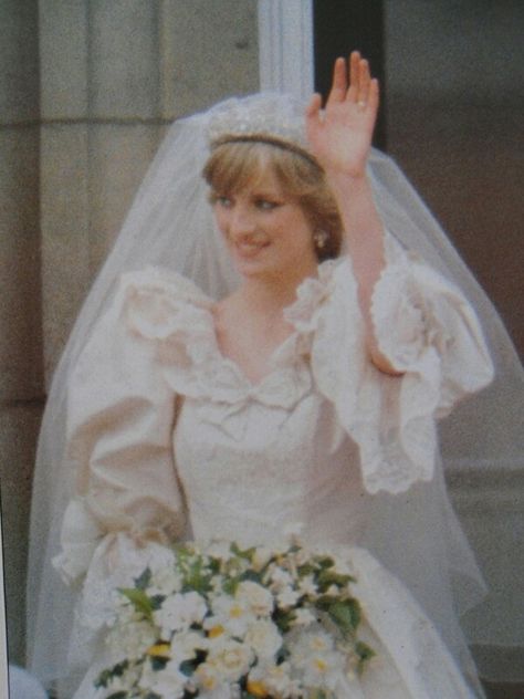 Charles And Diana Wedding, Diana Princesa, Diana Wedding Dress, Mekka Islam, Princess Diana Wedding, Prince Charles And Diana, Prins William, Diana Wedding, Princess Diana Fashion