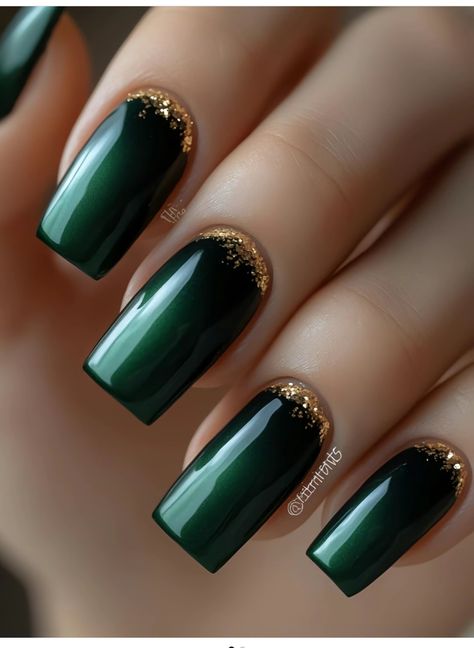 Forest Green Dip Nails, New Year Dip Nail Ideas, Green Gold Nail Designs, Green Nails Gold Foil, Emerald Gold Nails, Hunter Green And Gold Nails, Emerald Green And Gold Nails Design, Gold And Emerald Nails, Emerald Green Nails With Gold