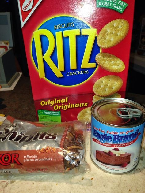 skor bar squares with ritz crackers Skor Bar Squares, Skor Squares, Ritz Cracker Dessert, Cookies Recipes Easy, Skor Bars, Christmas Baking Easy, Ritz Cracker Recipes, Recipes Easy Quick, Dessert Squares