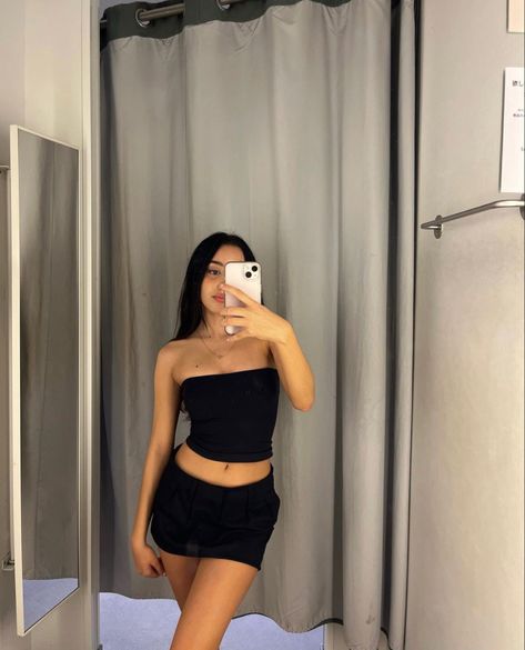 Short black skirt, blavk tube top, black on black outfits, instagram feed inspo Black On Black Outfits, Tube Top Black, Short Black Skirt, Simple Fits, Black Outfits, Black On Black, Black Skirt, Tube Top, Instagram Feed