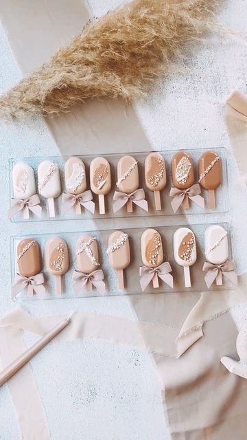 Irina Kolosha | Cakesicles on Instagram: "Aren’t these so dreamy?! Are they better with or without the little bows? Let me know what you think 👇 . . . . . . . . #bakingreels #cakesicles #treatbox #meringue #cakepops #tacomabaker #tacomatreatbox #seattlebakery #cakesiclesofig #bakersofinstagram" Cakesicle Box Ideas, Boho Cakecicles, Boho Cakesicles, Dessert Flatlay, Cakesicles Wedding, Cakesicles Ideas For Birthday, Wedding Cakesicles, Cakesicles Ideas, Popsicles Cake