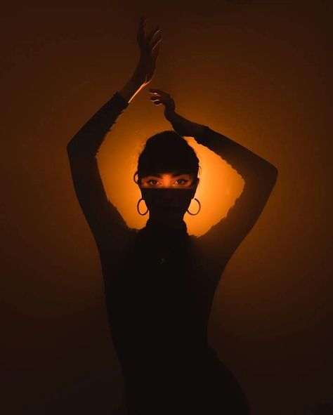 Silhouette Poses Photography, Silohette Aesthetic Woman, Person In Spotlight, Light And Dark Photography Ideas, Sunlamp Photoshoot, Artistic Photoshoot Ideas, Eclipse Photoshoot, Light And Dark Photography, Spotlight Shoot