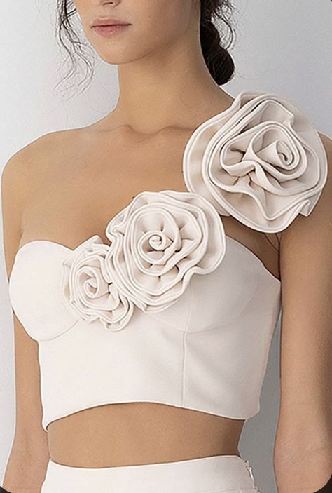 Crop Bustier Top, Crop Top Elegantes, Flores Rose, Fashion Outfits Aesthetic, Skirt Outfits Summer, Design Moda, Flower Tops, Rose Dress, Bustier Top