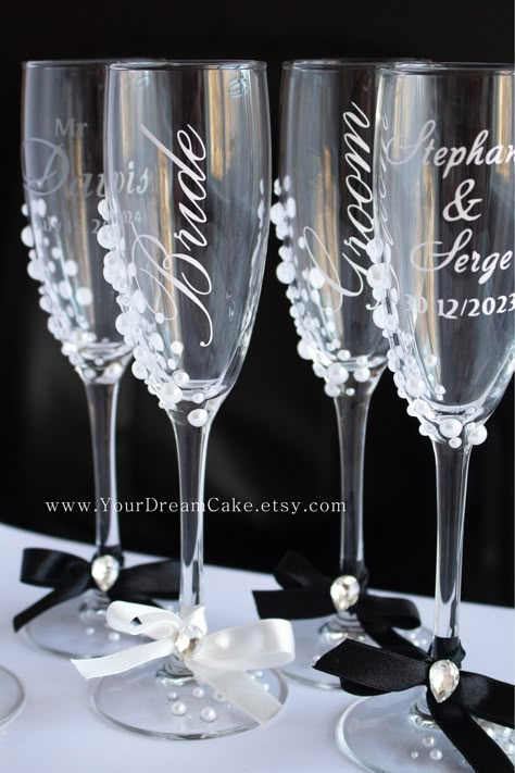 Wedding Wine Glasses Personalized, Wedding Glasses For Bride And Groom, Wedding Glasses Decoration, Bow Glasses, Wedding Glasses Diy, Champagne Glasses Decorated, Custom Champagne Glasses, Champagne Glasses Wedding, Glasses Bride