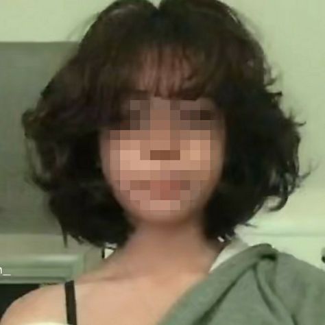 Short Fluffy Wolfcut With Bangs, Fluffy Short Hair With Bangs, Short Puffy Hair Hairstyles, Short Brown Hair Wavy, Short Brown Fluffy Hair, Fluffy Bob With Bangs, Short Poofy Hair, Short Bob With Bangs Round Face, Short Fluffy Hair With Bangs