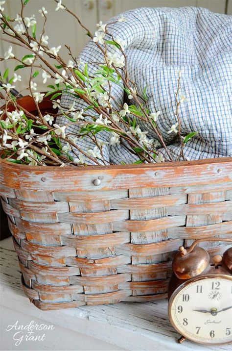 Basket Ideas Decorative, Picnic Basket Decor, Uses For Baskets, Basket Decor Ideas, Decorate With Baskets, Basket Makeover, Vintage Picnic Basket, Vibeke Design, Painted Baskets