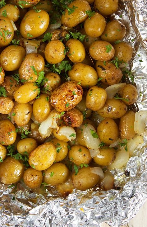 Foil Pack Recipes, Grilled Garlic, Tailgate Snacks, Foil Pack Meals, Foil Packet Meals, Garlic Potatoes, Grilled Potatoes, Summer Side Dishes, Potato Dishes