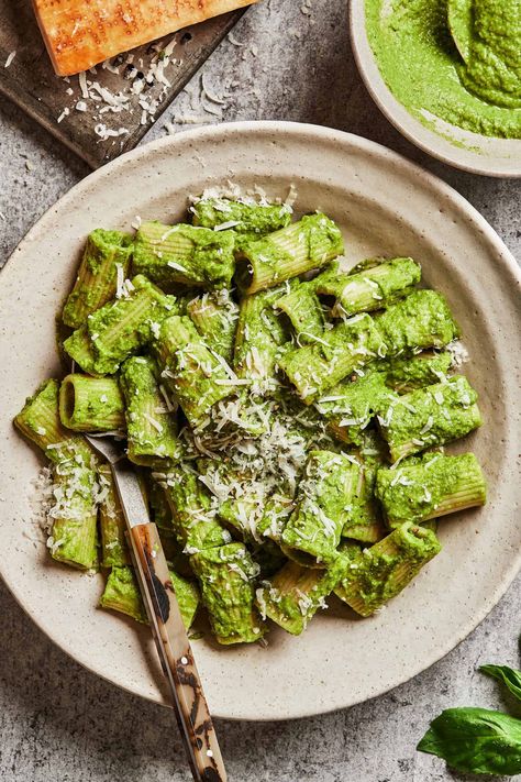 10-Minute Broccoli Pesto - Kalejunkie Broccoli Pasta Sauce, Broccoli Benefits, Creamy Pesto Sauce, Kale Pasta, Broccoli Pesto, Green Pesto, Vegan Pesto, Creamy Pesto, Pesto Recipe