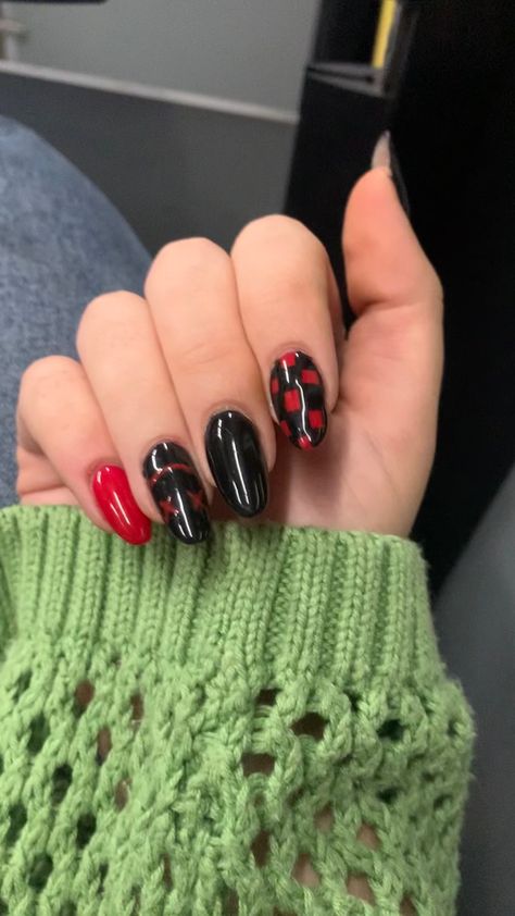 Louis Nails Design, Louis Tomlinson Fitf Makeup, Louis Tomlinson Concert Nail Ideas, Nails For Louis Tomlinson Concert, Nails For Skaters, Faith In The Future Nails Louis Tomlinson, Faith In The Future Nails Ideas, Yungblud Inspired Nails, 5sos Nails Designs