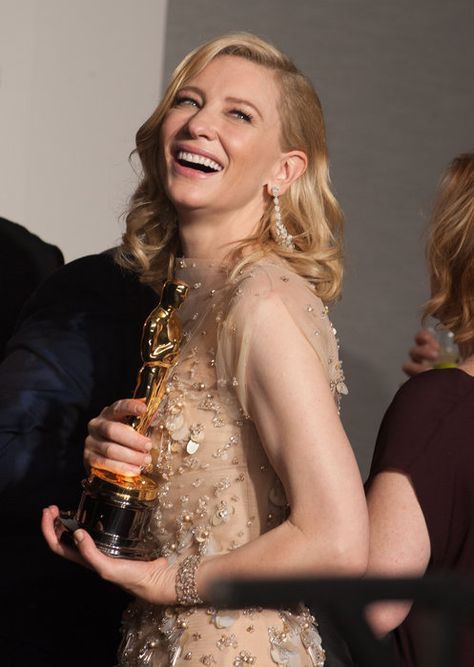 Cate Blanchett - 2014 Oscars Cate Blanchett Oscars, Cate Blanchett Oscar, Cate Blanchett Carol, Oscars 2014, Catherine Élise Blanchett, Scary Mommy, Eva Green, The Oscars, Girly Images