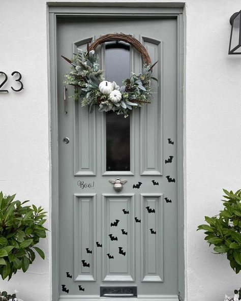 There’s been so many gorgeous halloween entrances featuring my decals over the years, its too hard to pick just one, so here’s a selection of my faves 🖤 Photo credits to: @acorn_cottage_ @hearts_at_claremont @wildflowerphotographyportfolio @makemyhomepretty @houseofhearts_at78 @emmabemma82 . . . . . . . . . #HalloweenPorch #HalloweenDisplay #HalloweenDoor #Halloween2024 #HalloweenVibes #PinkDoor #PinkDoorsOfInstagram #PinkDoorLove #PinkHalloween #CuteHalloween #CuteHalloweenDecor #Hallowee... Halloween Decorations Front Door, Bats Halloween Decorations, Halloween Door Decor, Halloween Front Door Decorations, Halloween Bat Decorations, Minimalist Halloween, Flying Bat, Halloween Front Doors, Chic Halloween