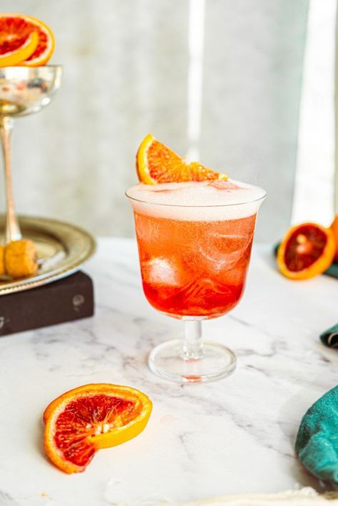 Negroni Sbagliato cocktail recipe- a Negroni spritz with prosecco Sbagliato Cocktail, Negroni Sbagliato, Summer Drink Cocktails, Mocktail Drinks, Craft Cocktail Recipe, Italian Soda, Cocktails Recipes, Cocktail And Mocktail, Kid Drinks