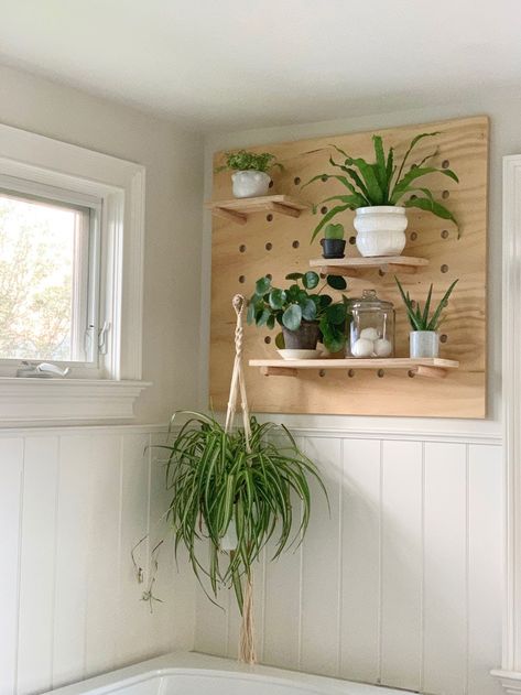 Peg Board Tv Wall, Plywood Pegboard Wall, Peg Board Bathroom, Peg Board Shelves Diy, Boho Pegboard, Pegboard Plant Wall, Peg Board Plant Wall, Plywood Crafts Diy, Houseplants Bathroom