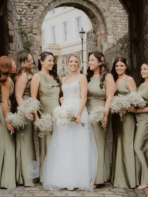 Bride and her bridesmaids with simple and classic all gypsophila bouquets. Babysbreath Bridesmaids Bouquets, Bridesmaid Bouquet Gypsophila, Simple Bridesmaid Flowers, Simple Bouquets For Bridesmaids, Neutral Bridesmaid Bouquet, White And Green Bridesmaid Bouquet, Bridesmaid Flowers Simple, Gypsophila Bridesmaid Bouquet, Floral Wedding Arrangements