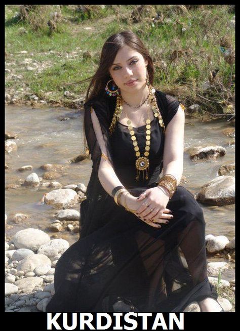 Kurdistan Ukraine Girls, Arabian Women, Arabian Beauty Women, Folk Dresses, Facebook Photos, Muslim Girls, Narnia, 90s Fashion