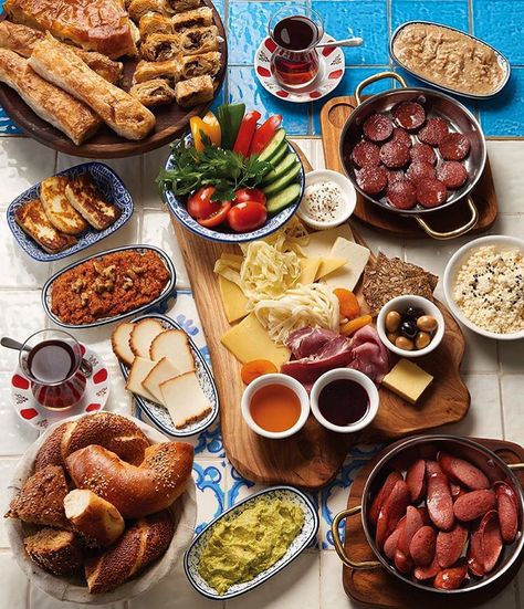 Turkish Breakfast Platter, Turkish Brunch Ideas, Eid Breakfast Table Settings, Eid Breakfast Ideas, Turkish Food Photography, Turkish Breakfast Aesthetic, Turkish Food Aethstetic, Breakfast From Around The World, Turkish Dinner Table