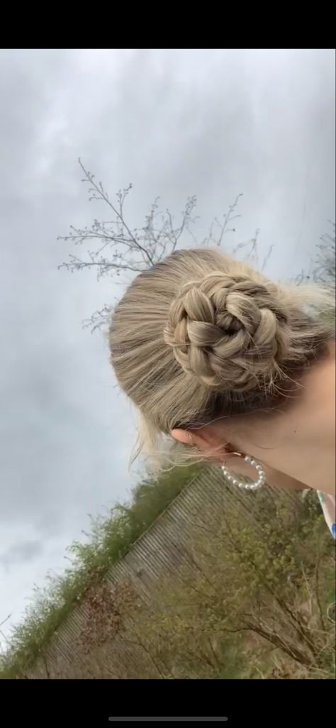 #hair #bun #fashion #chic #hairstyles #cute #easy :) Plait Bun Hairstyles, Plait Bun, Plaited Bun, Hairstyles Cute, Thailand Holiday, Chic Hairstyles, Braided Bun, Hair Bun, Plaits