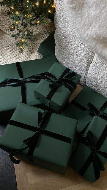 Kardashian Christmas Wrapping Paper, Minimal Christmas Gift Wrapping, Black And Green Christmas Wrapping, Monochrome Gift Wrapping, Green Christmas Present Wrapping, Monochrome Christmas Wrapping, Green Gift Wrapping Ideas, Green Christmas Gift Wrap, Moody Christmas Wrapping