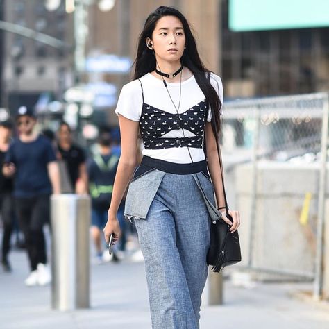 Crop Top Over Shirt, Tank Top Layered Over Shirt, Crop Top Layering, 2024 Street Style, Denim Street Style, Street Style Edgy, Wear Crop Top, Popsugar Fashion, Street Style Trends