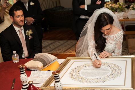 ketubah signing Jewish Wedding Photo Ideas, Wedding Tallit, Jewish Photography, Spiritual Wedding, Modern Jewish Wedding, Anniversary Traditions, Jewish Beliefs, Jewish Wedding Traditions, Bridal Shots