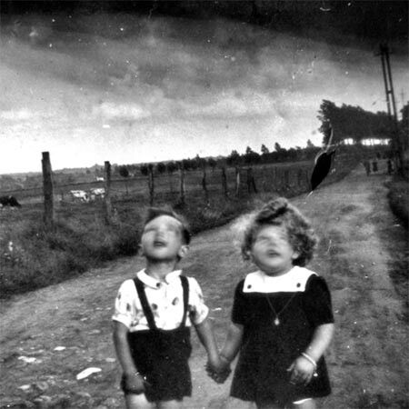 Blurry Vintage Bizarre, Creepy Old Photos, Images Terrifiantes, Creepy Vintage, Creepy Photos, Creepy Images, Jeepers Creepers, Creepy Pictures, Strange Photos