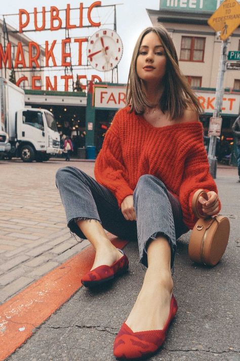 Cute outfit in #pikeplacemarket wearing Rothy’s Pointed Toe Flats in Red Camo! ❤️ #Rothys #RothysInTheWild #ad⁣ Seattle Outfits, Seattle Pike Place Market, Seattle Pike Place, Seattle Winter, Seattle Pictures, Sarah Christine, Seattle Street, Seattle Vacation, Seattle Trip