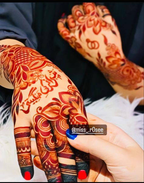 Qafif Mehndi Designs, Name Mehendi Designs For Hands, Mehndi Designs Name, Name Mehndi Design, Beautiful Mehndi Designs, Front Mehndi Design, Heena Design, Legs Mehndi Design, Mehndi Designs Bridal Hands