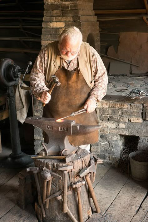 Blacksmith Workshop, Router Wood, Shoes Board, Blacksmith Forge, Blacksmith Tools, Blacksmith Projects, Anvils, Horseshoe Crafts, Blacksmith Shop