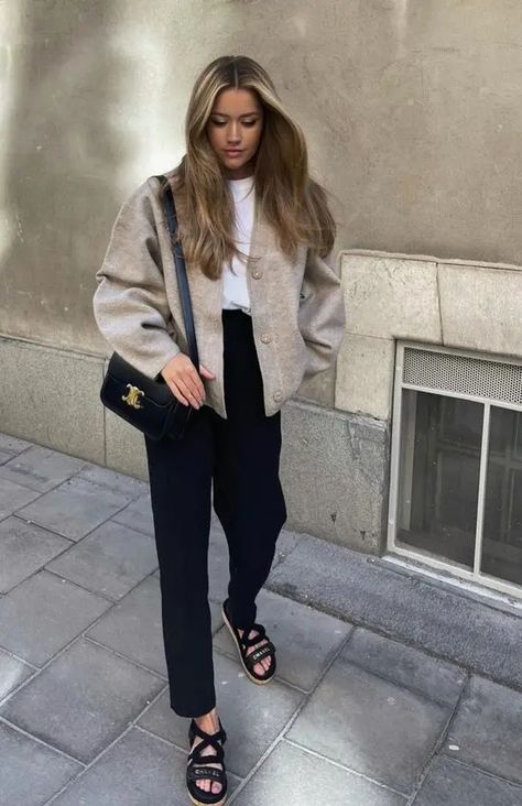 a white t shirt, black cropped trousers, a greige cardigan, a black bag and black platform sandals New Dress Ideas, Vinter Mode Outfits, Winter Mode Outfits, Office Women, Beige Vest, Looks Street Style, Mode Inspo, 가을 패션, Looks Style