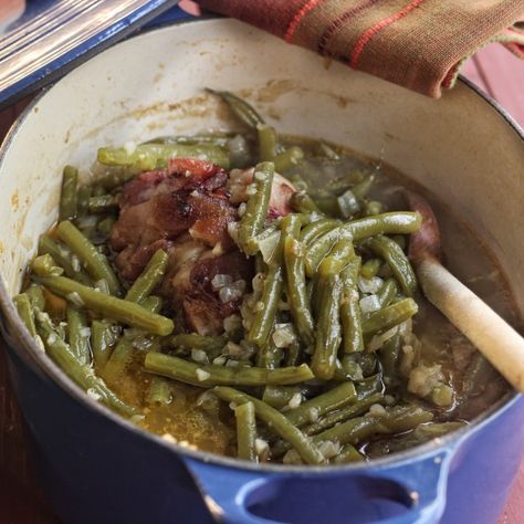 Slow Cooked Green Beans, Country Green Beans, Ham Hock Recipes, Cook Ham, Ham And Green Beans, Southern Style Green Beans, Southern Green Beans, Slow Cooker Green Beans, Cooking Fresh Green Beans